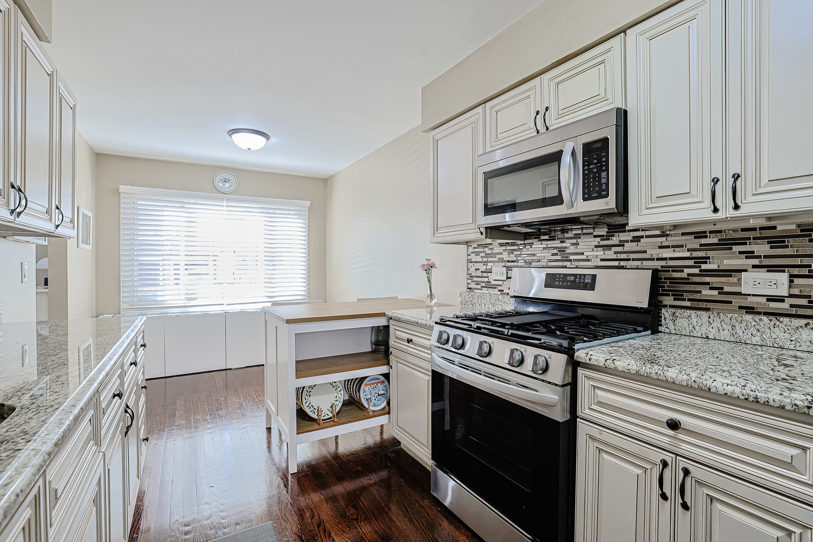 Property Photo: 625 Ivy Court IL 60090