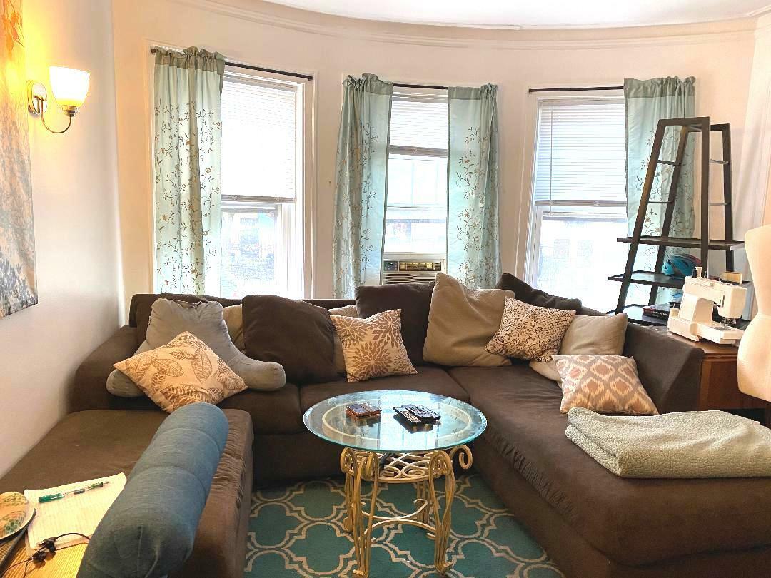Property Photo: 1084 W Thorndale Avenue 1F IL 60660
