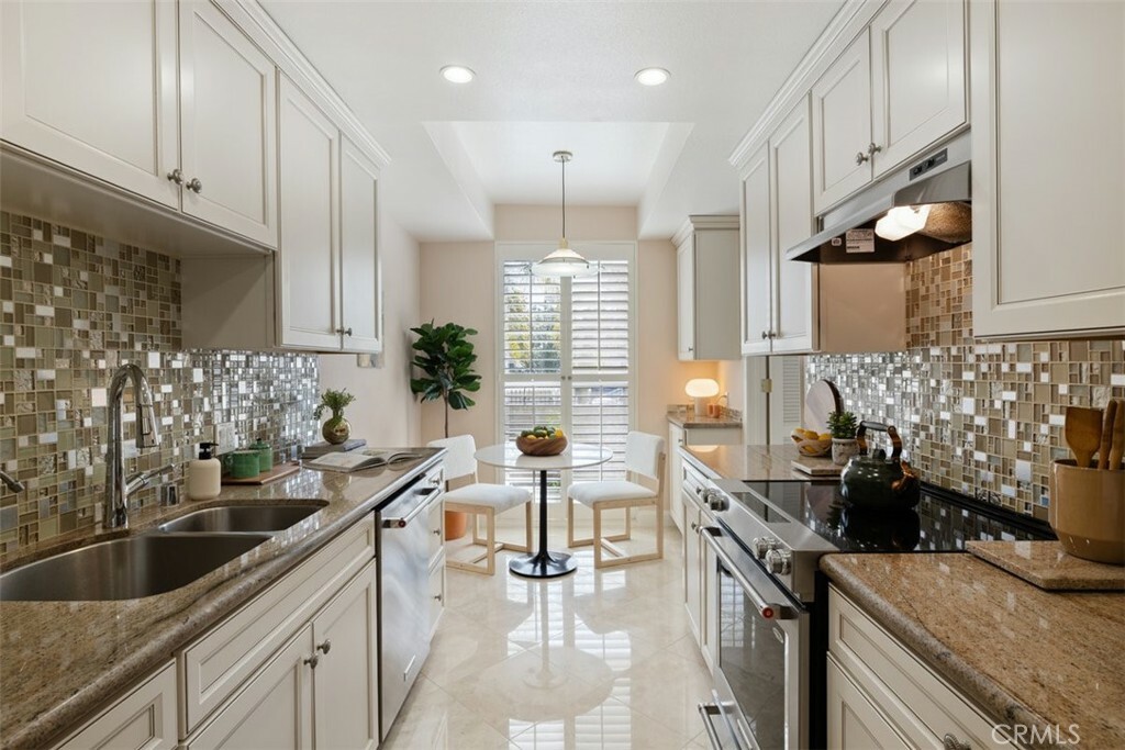 Property Photo: 4949 Genesta Avenue 208 CA 91316