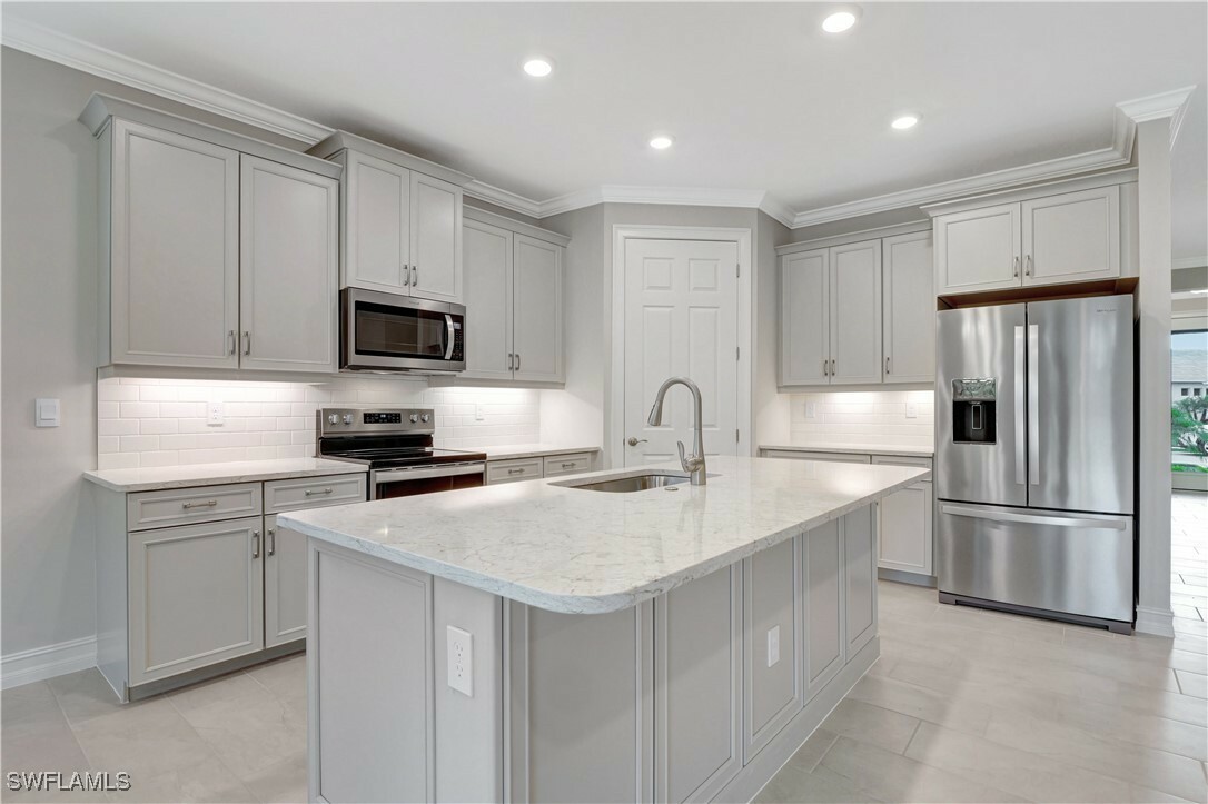 Property Photo: 335 Tamarindo Lane FL 34114