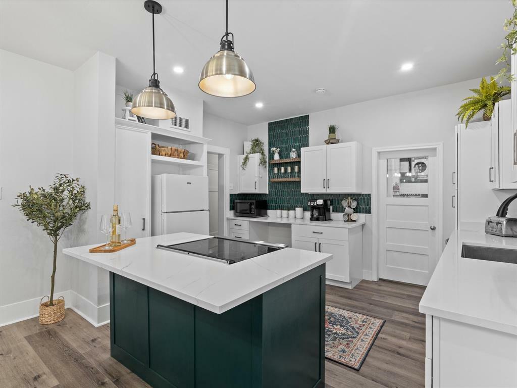 Property Photo: 711 W Knox Street TX 75119