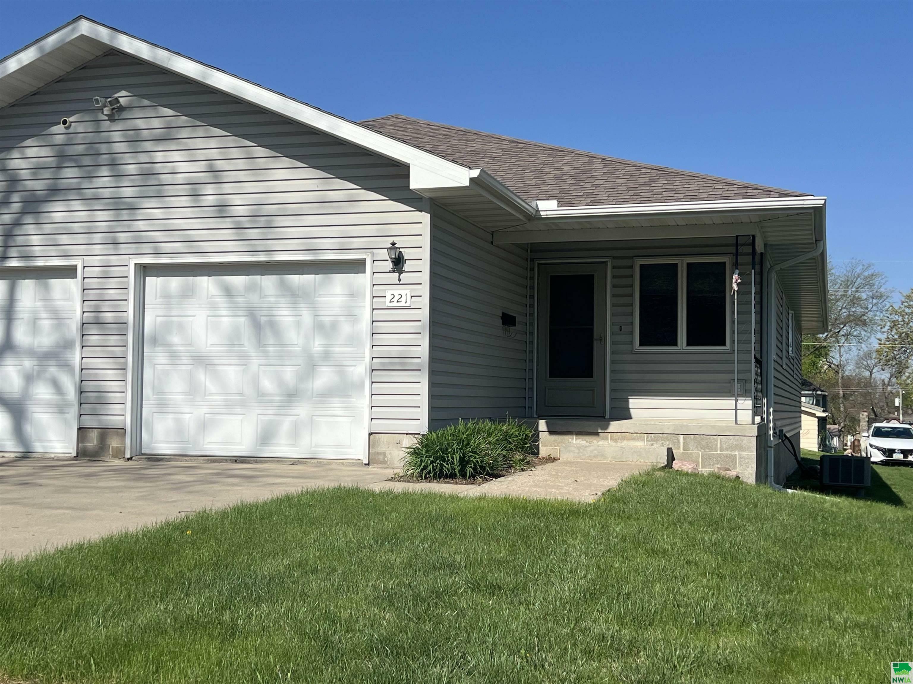 Property Photo: 221 3rd Ave SE IA 51031