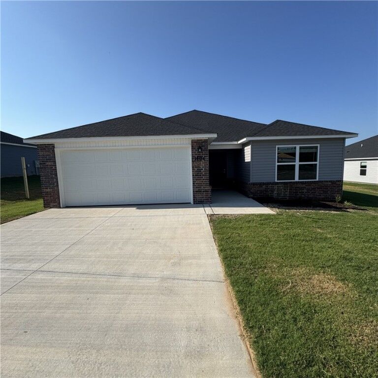 Property Photo:  1404 E Ferbrashe Court  AR 72761 