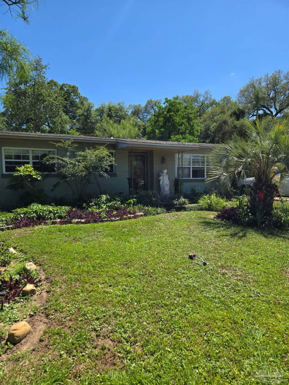 Property Photo: 835 S Madison Dr FL 32505