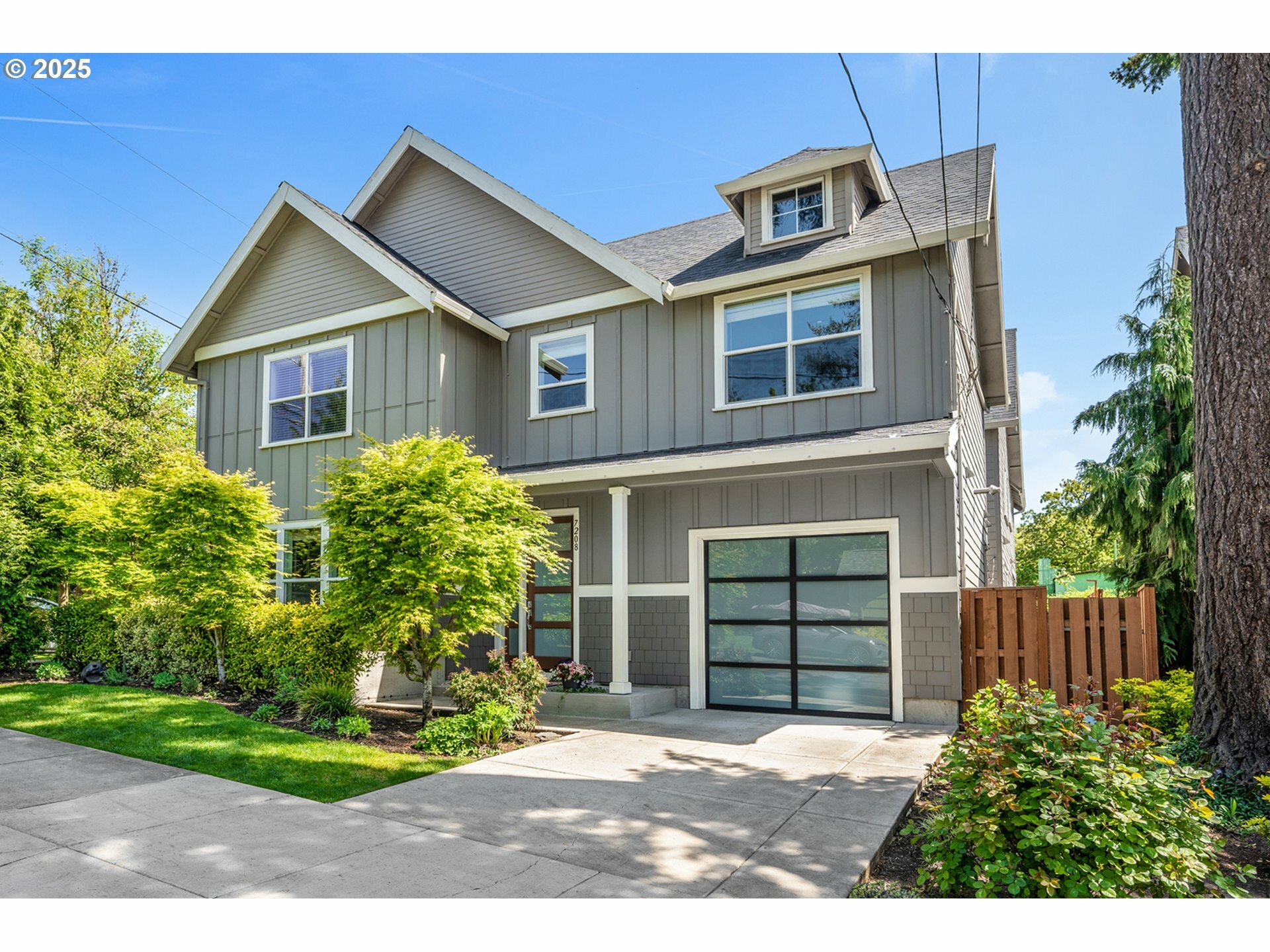 Property Photo: 7208 SW 28th Ave OR 97219