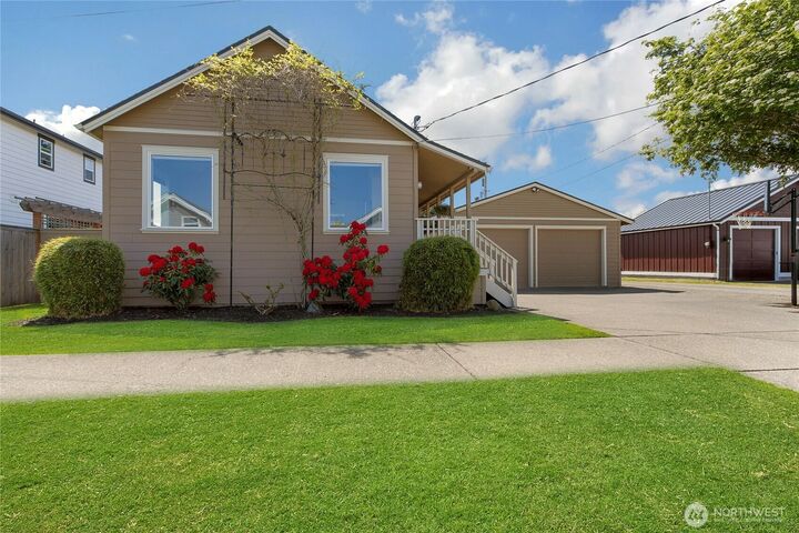 Property Photo: 2016 Initial Avenue WA 98022