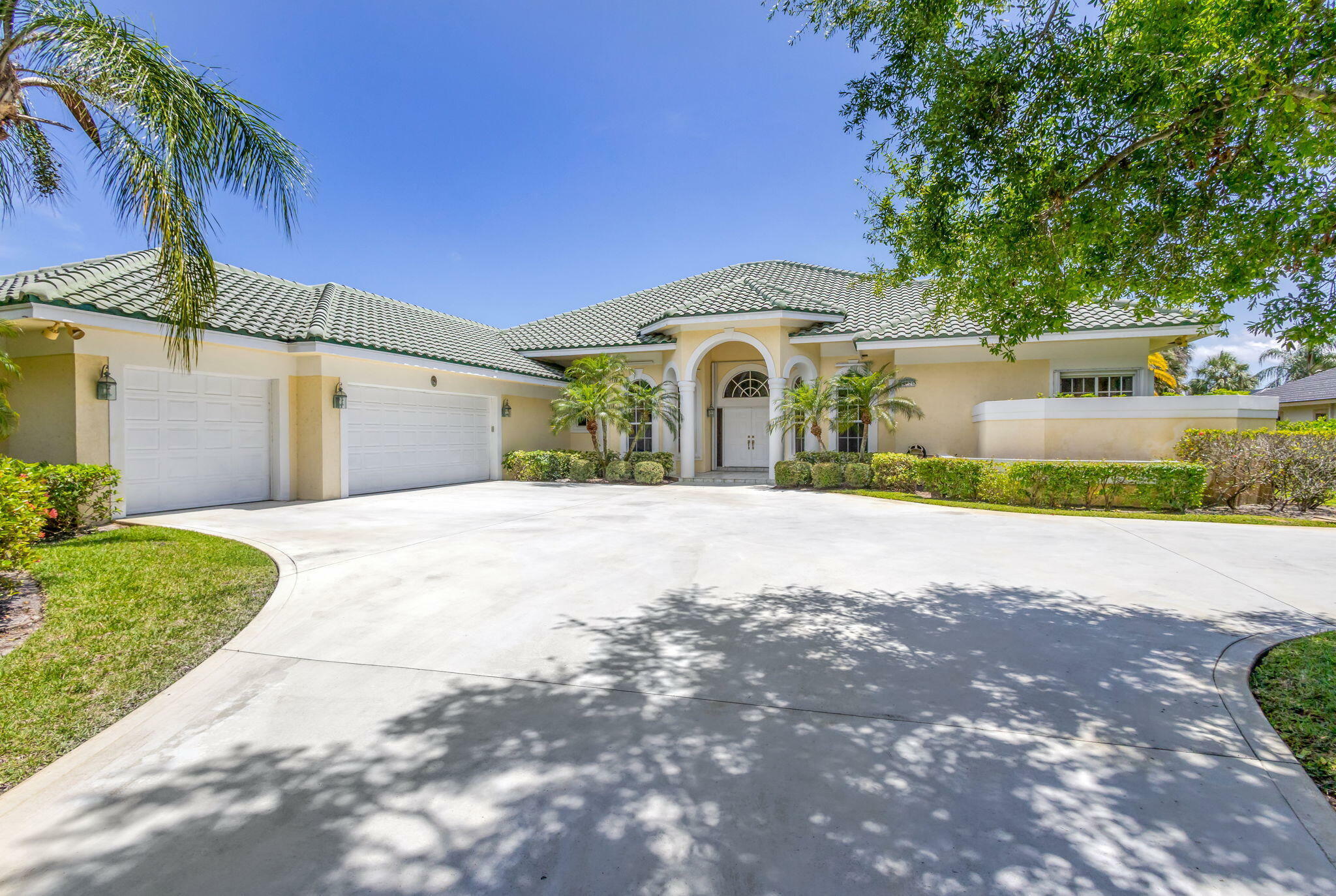 Property Photo: 10026 SE Buttonwood Way FL 33469