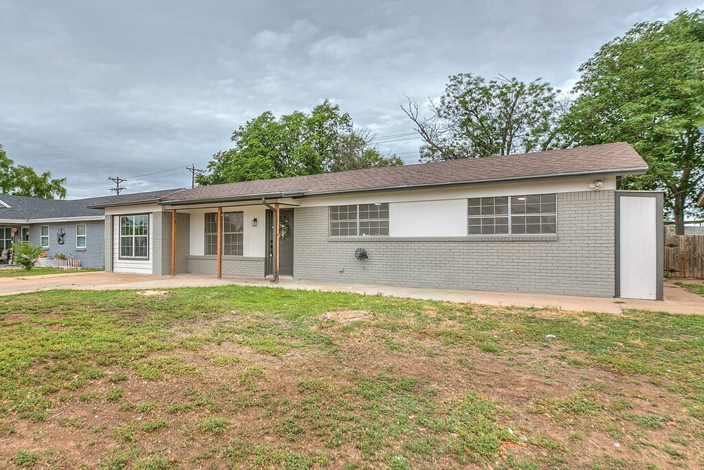 Property Photo: 806 E 42nd St TX 76903