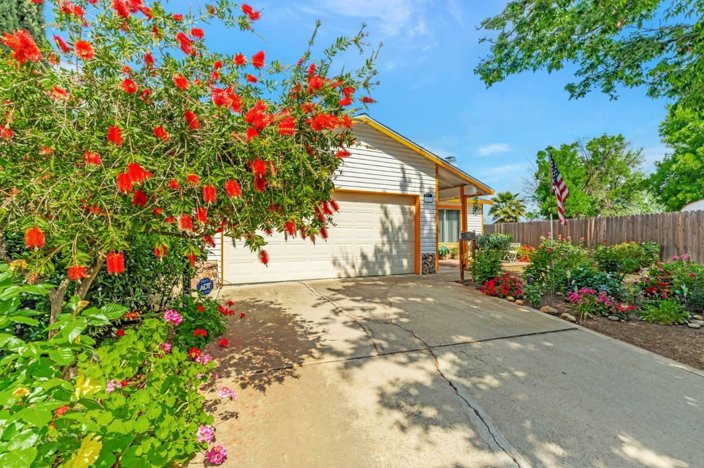 Property Photo: 324 Barros Street CA 95363