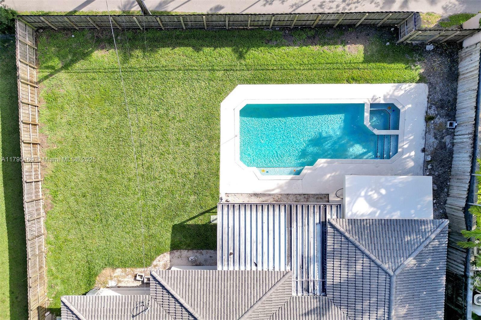 Property Photo: 1438 Harrison St FL 33020