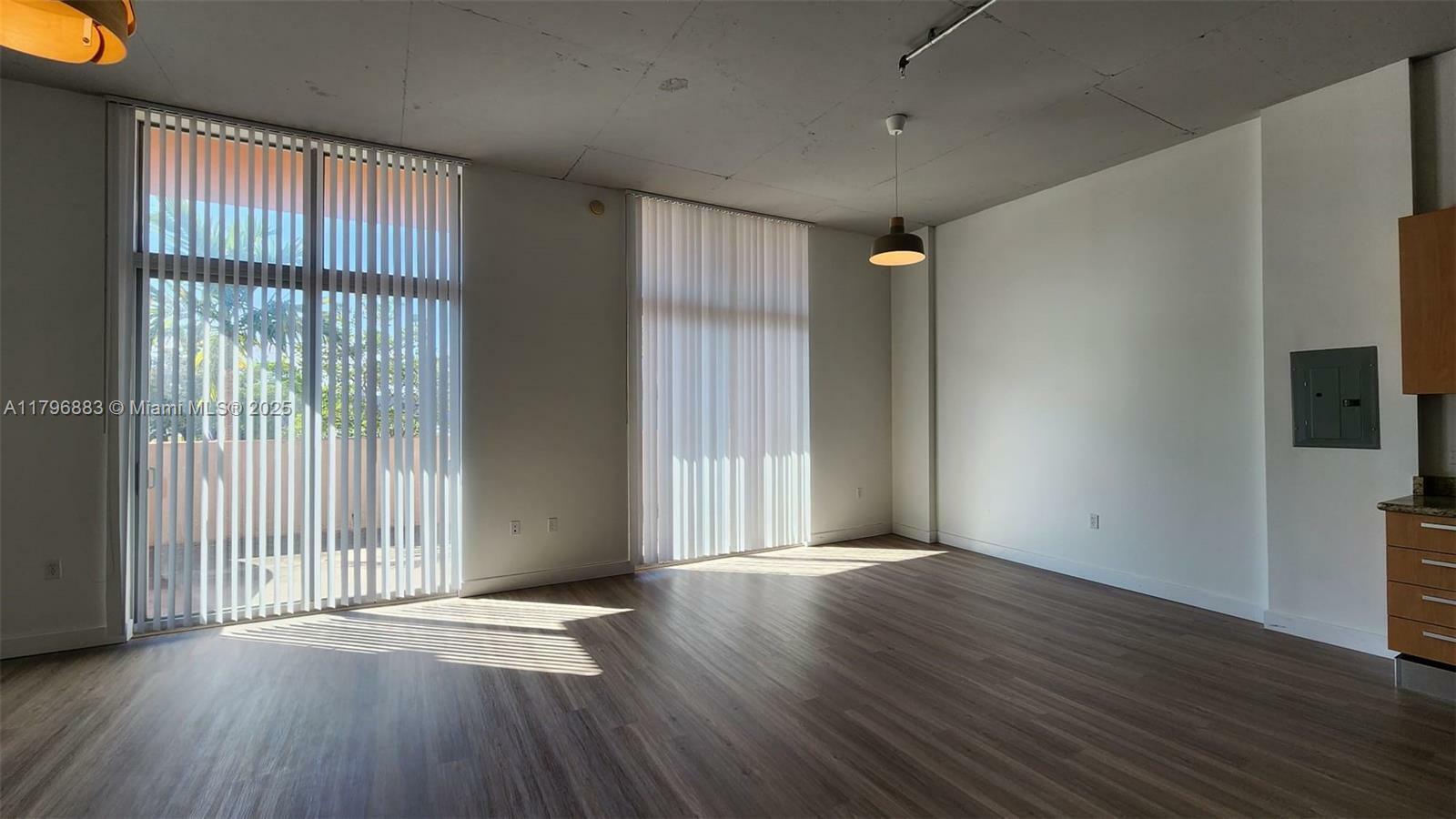 Property Photo: 2100 Van Buren St 205 FL 33020