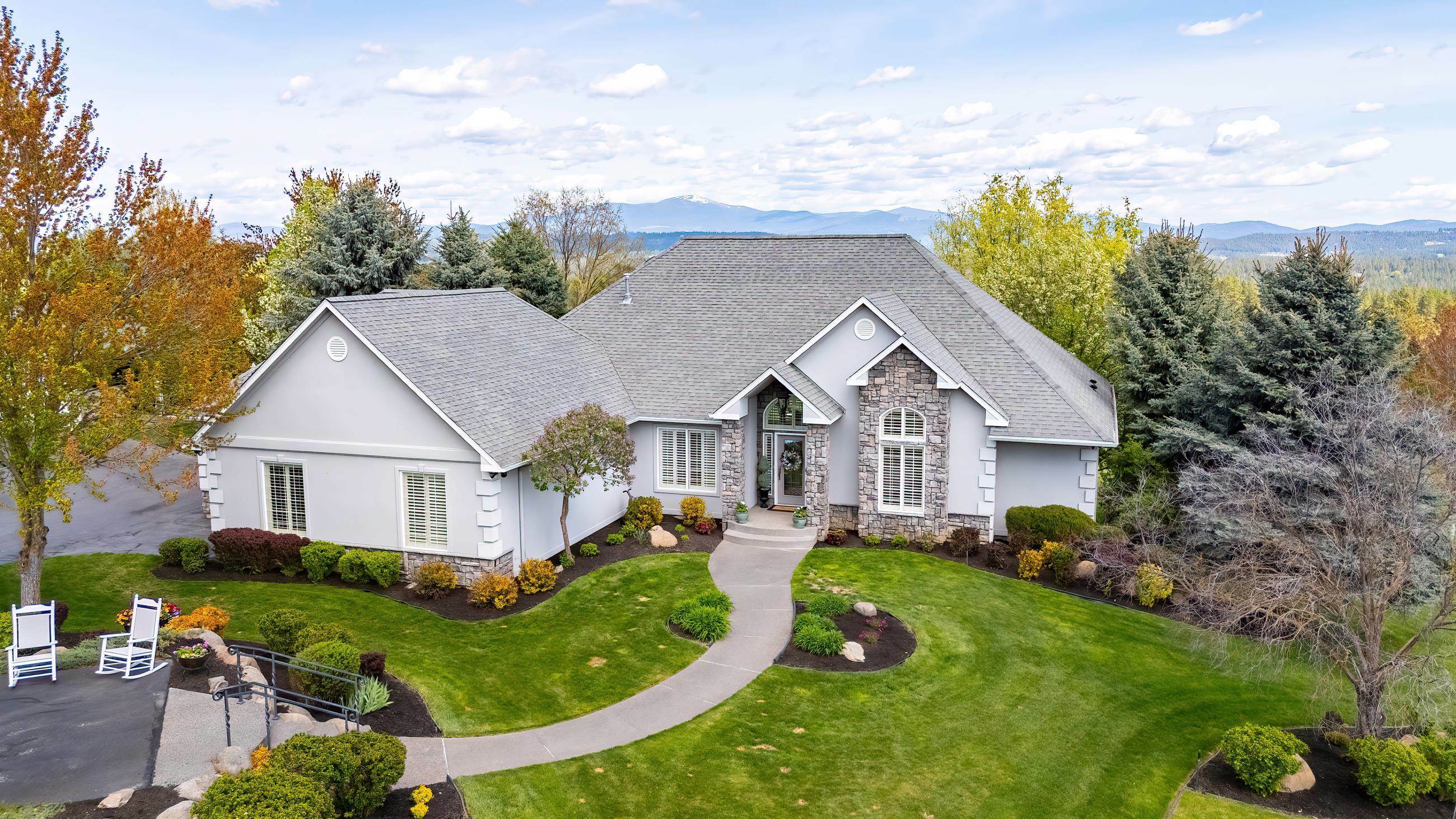 Property Photo: 21218 N Saddle Mountain Ln WA 99005