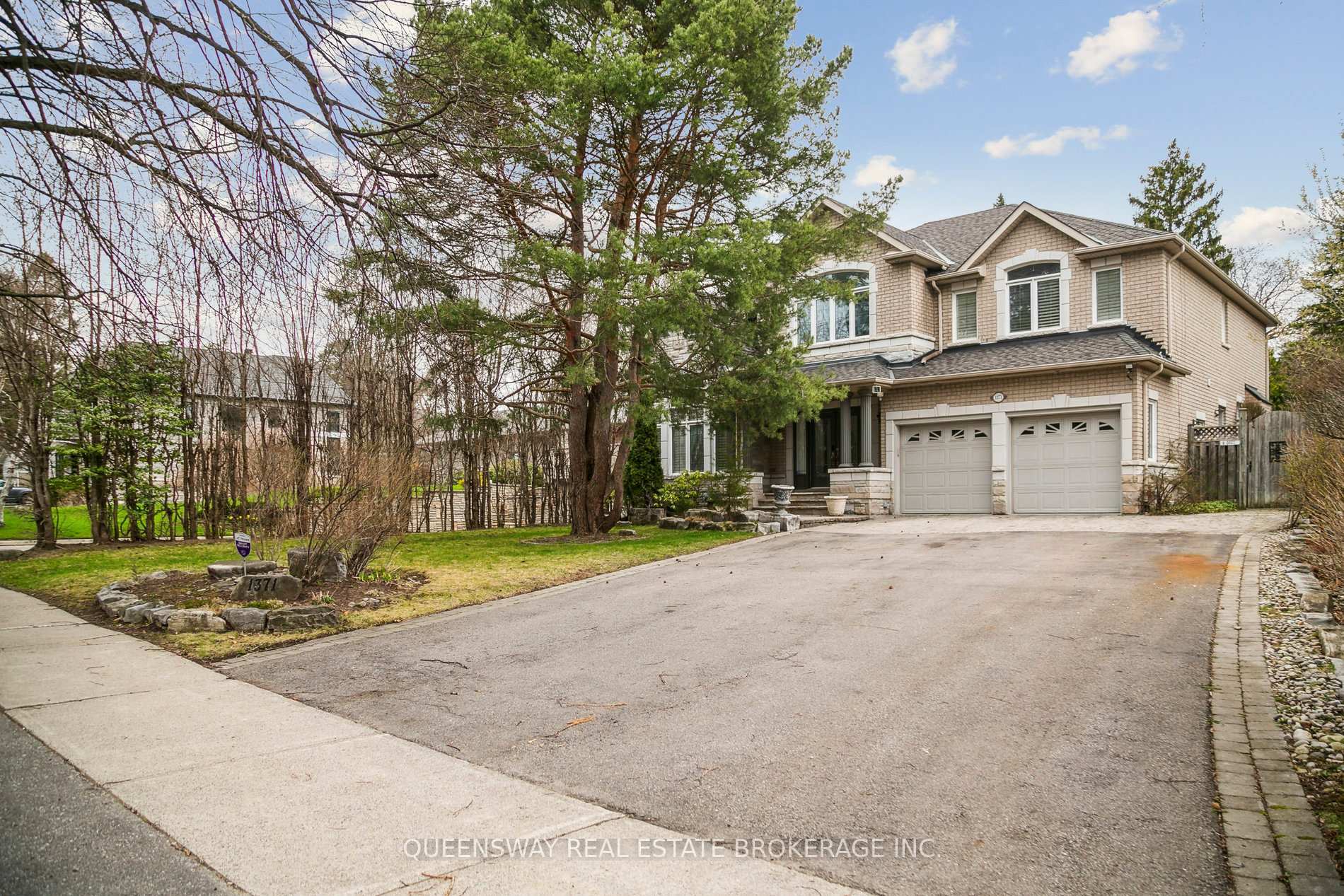 Property Photo: 1371 Chriseden Drive ON L5H 1V1