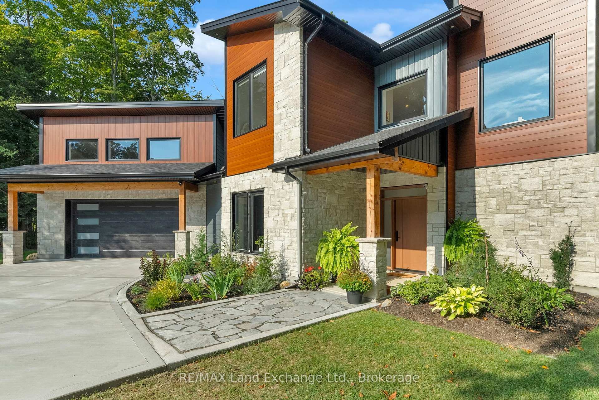 Property Photo: 19 Walker Way ON N0H 2G0