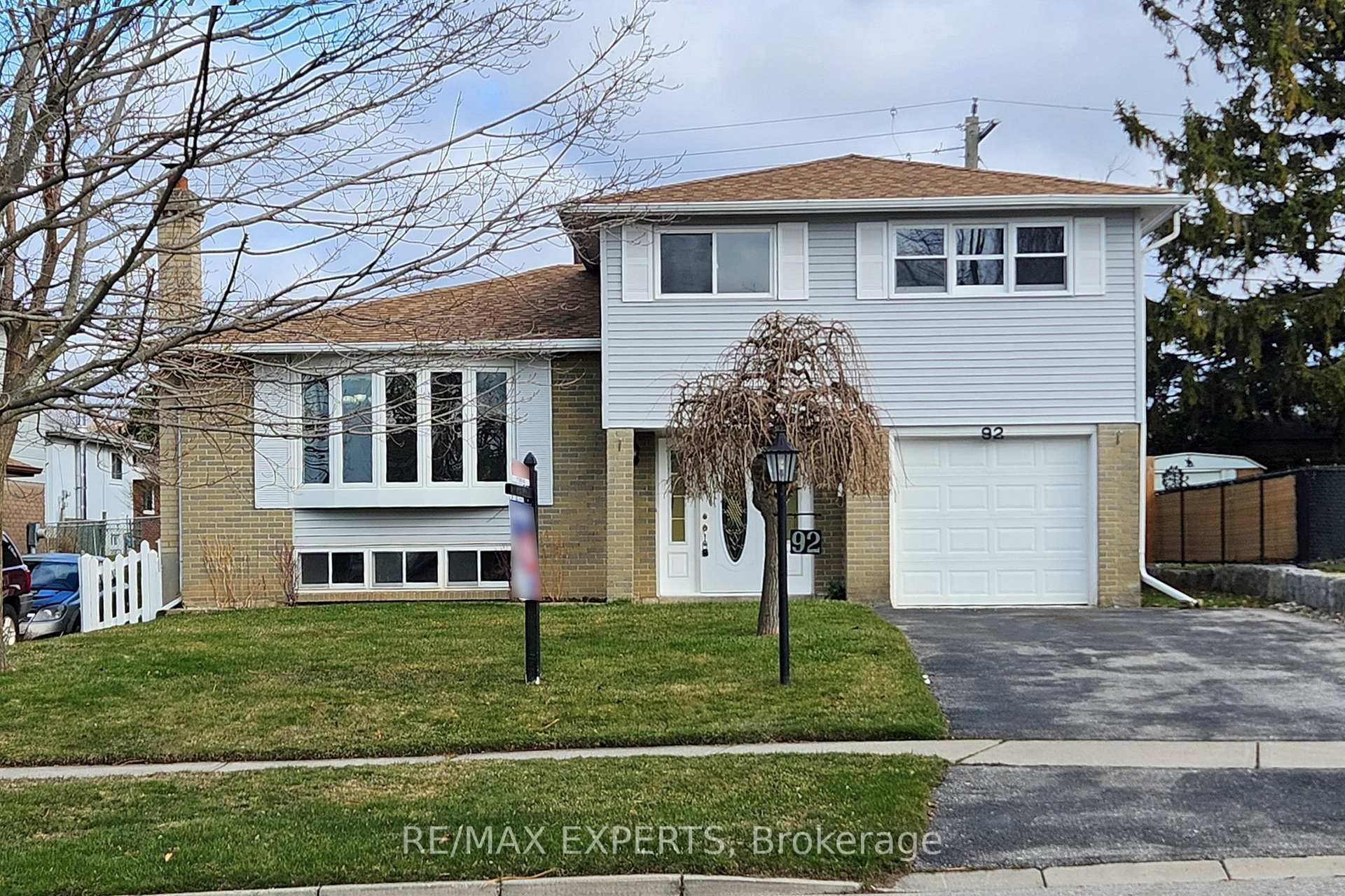Property Photo:  92 Clover Ridge Drive E  ON L1S 1G7 