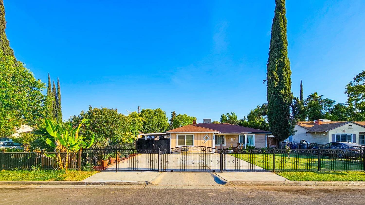 Property Photo: 1406 E Hampton Way CA 93704