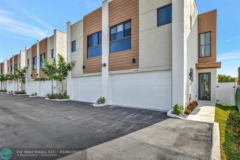 Property Photo: 4208 NE 7th Ter 8 FL 33334