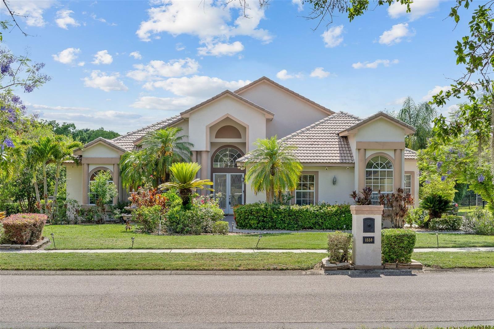Property Photo: 8550 Lost Cove Drive FL 32819