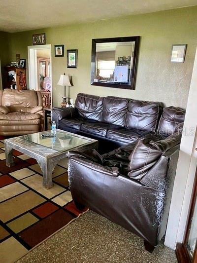 Property Photo: 4708 James L Redman Parkway FL 33567