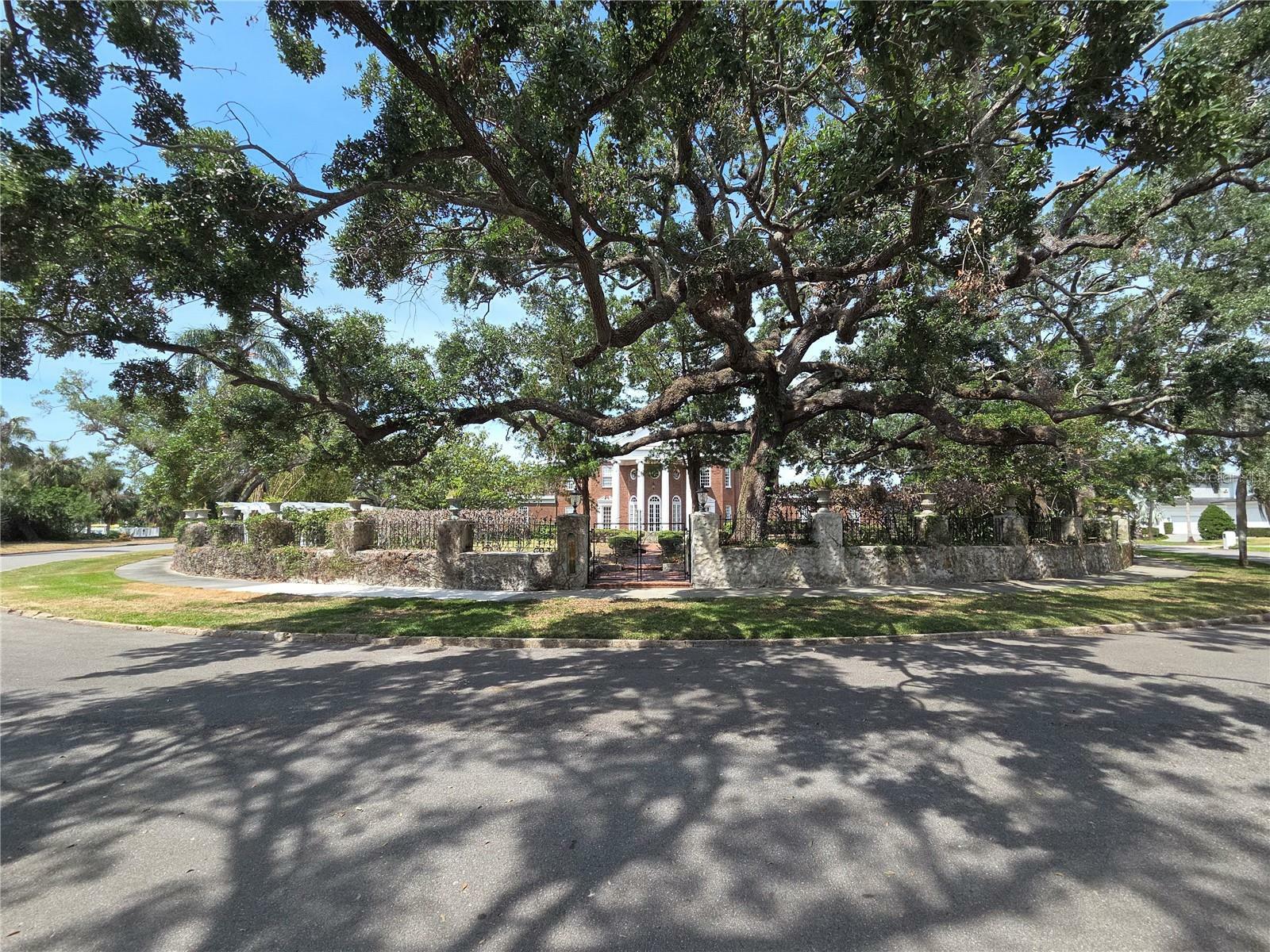 Property Photo: 5002 S Shore Crest Circle FL 33609