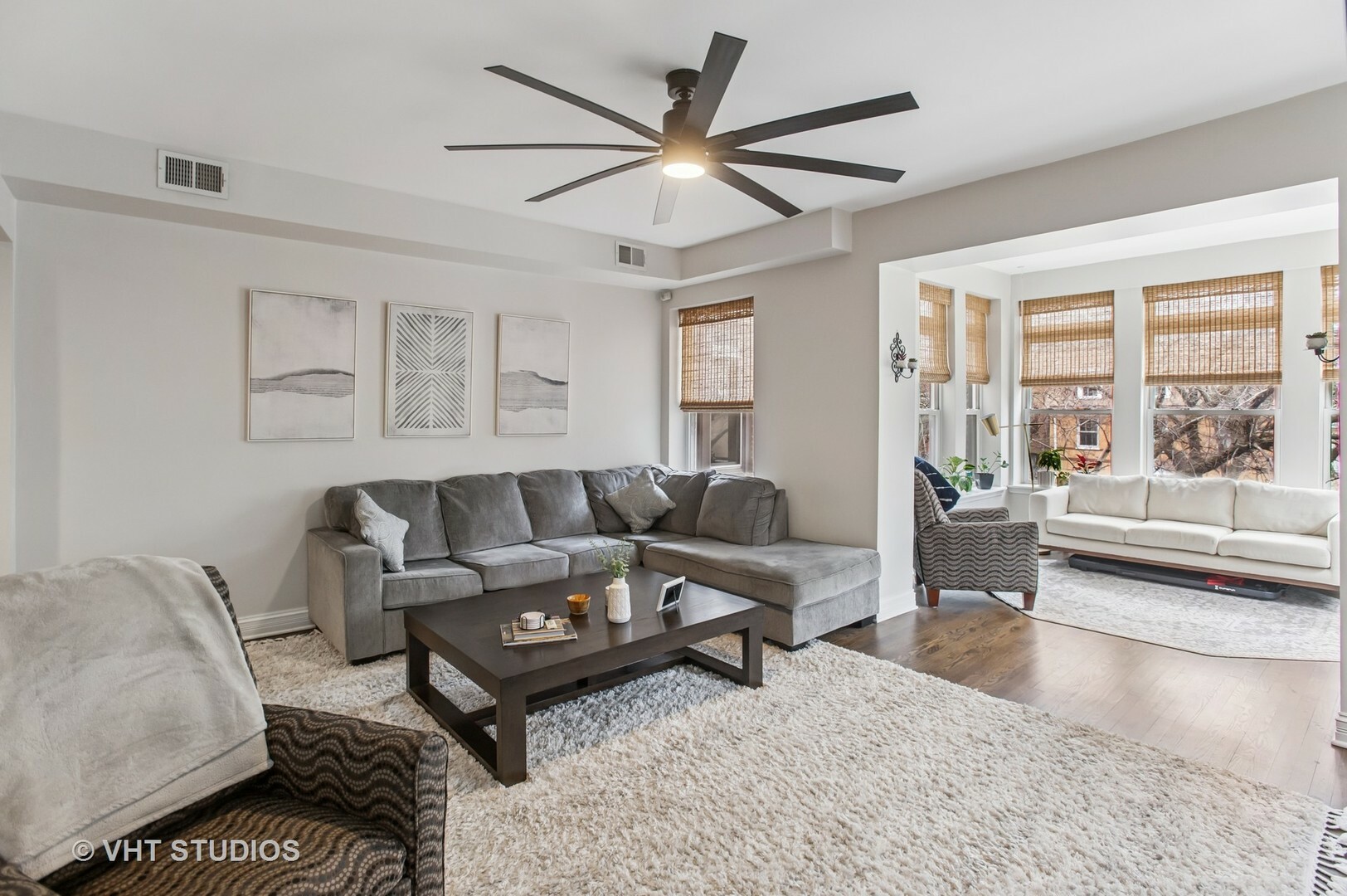 Property Photo: 4734 N Magnolia Avenue 2 IL 60640