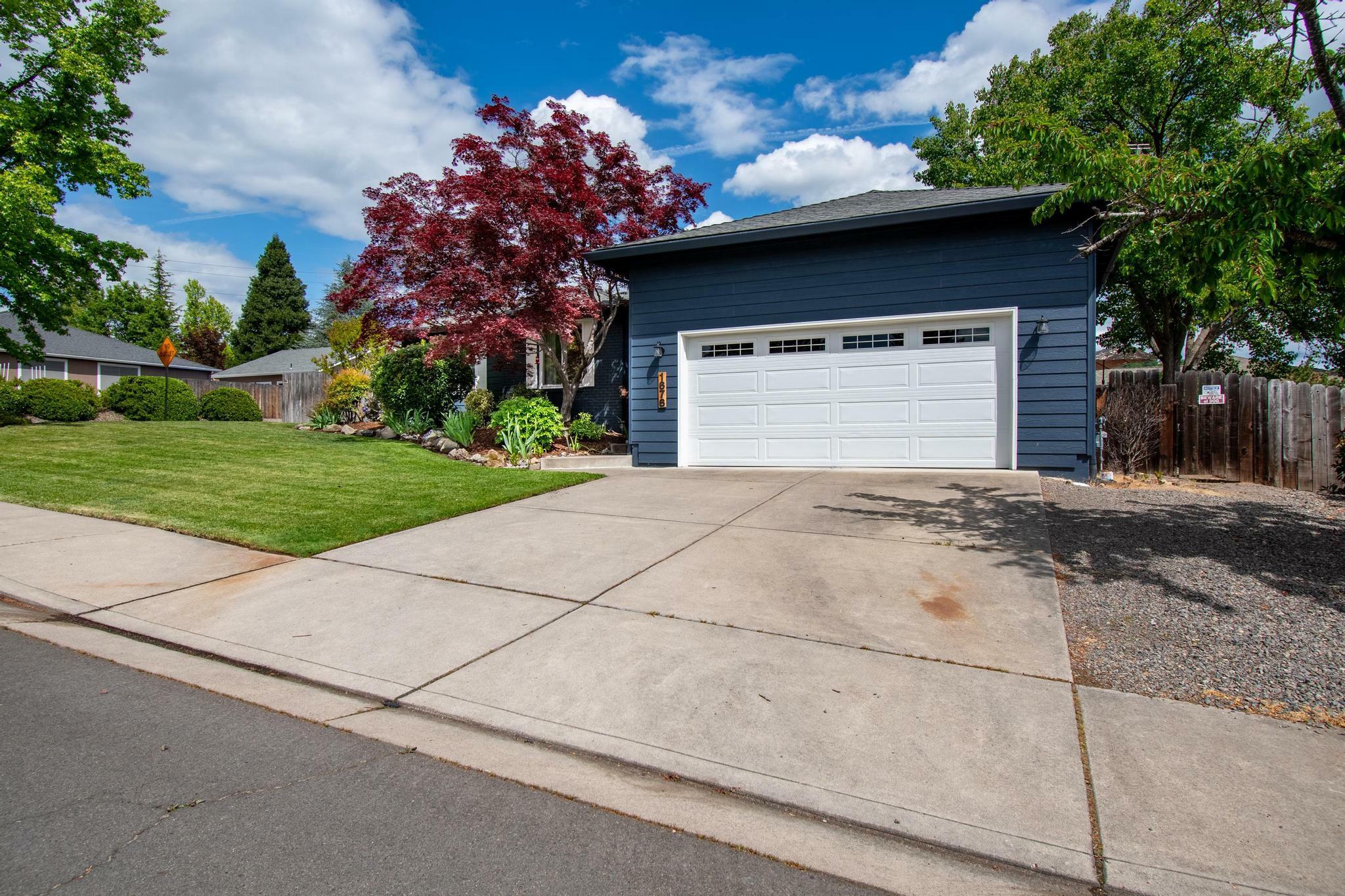 Property Photo: 1676 Edgevale Avenue OR 97504