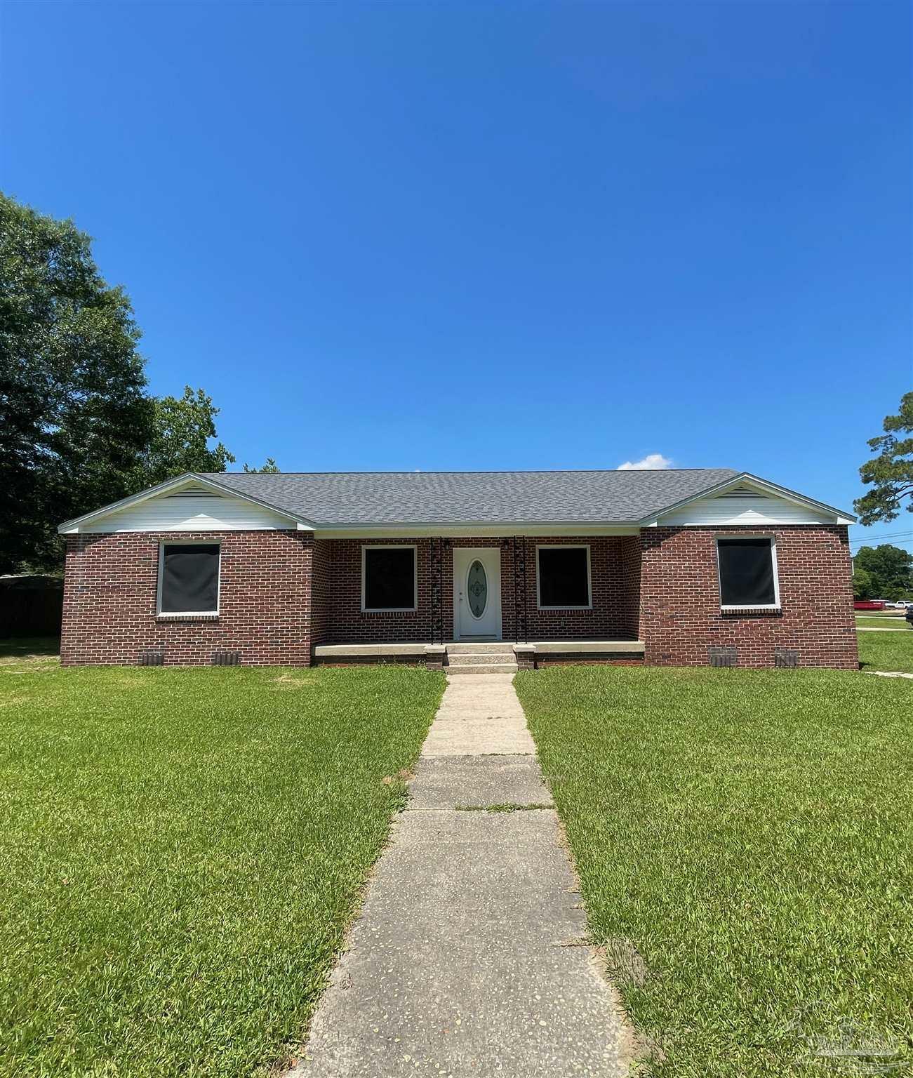 Property Photo: 410 Pace Pkwy FL 32533