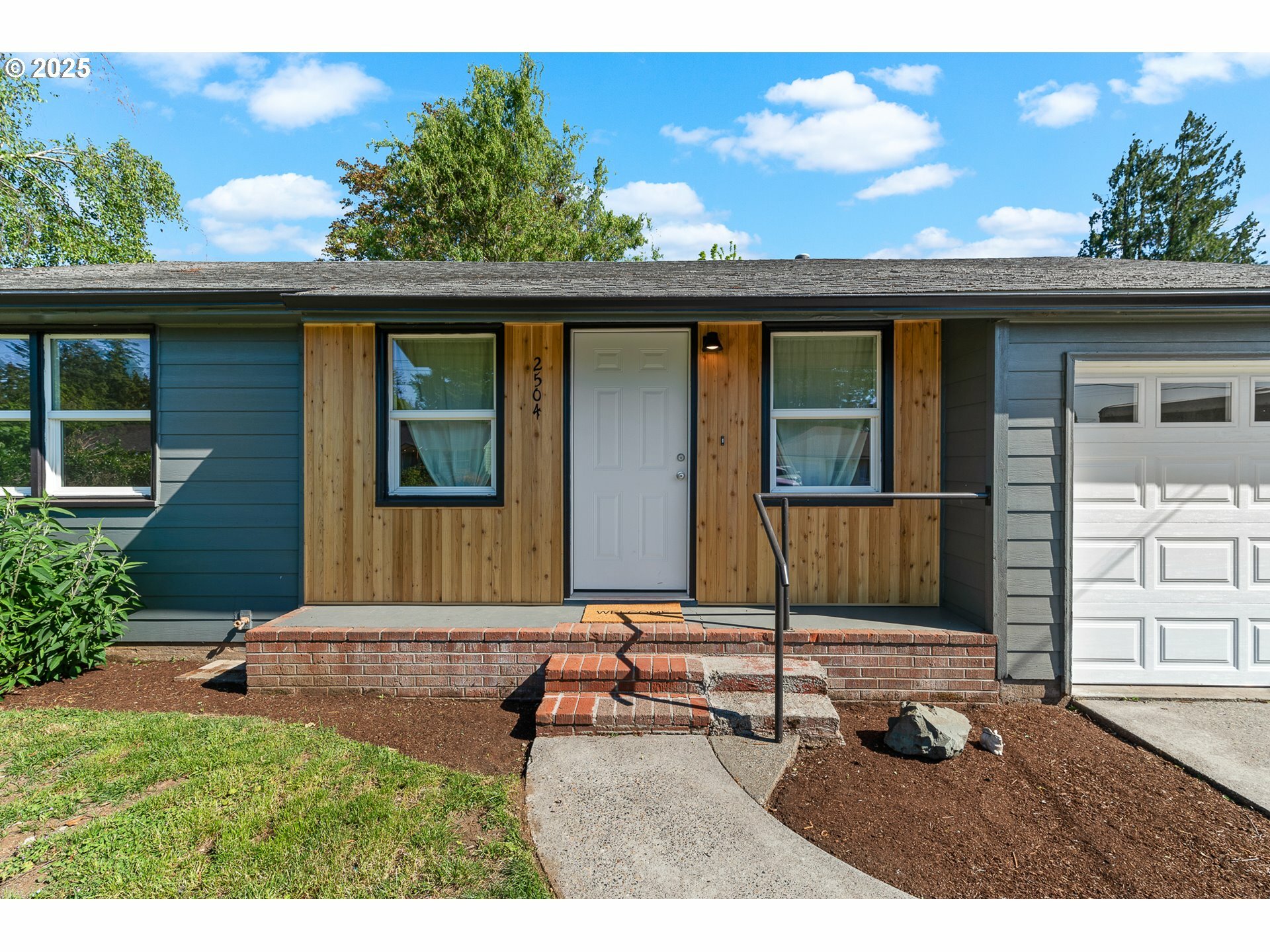 Property Photo: 2504 E 25th St WA 98661