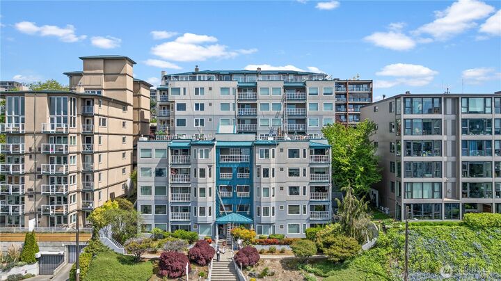 Property Photo:  420  Melrose Avenue E 201  WA 98102 