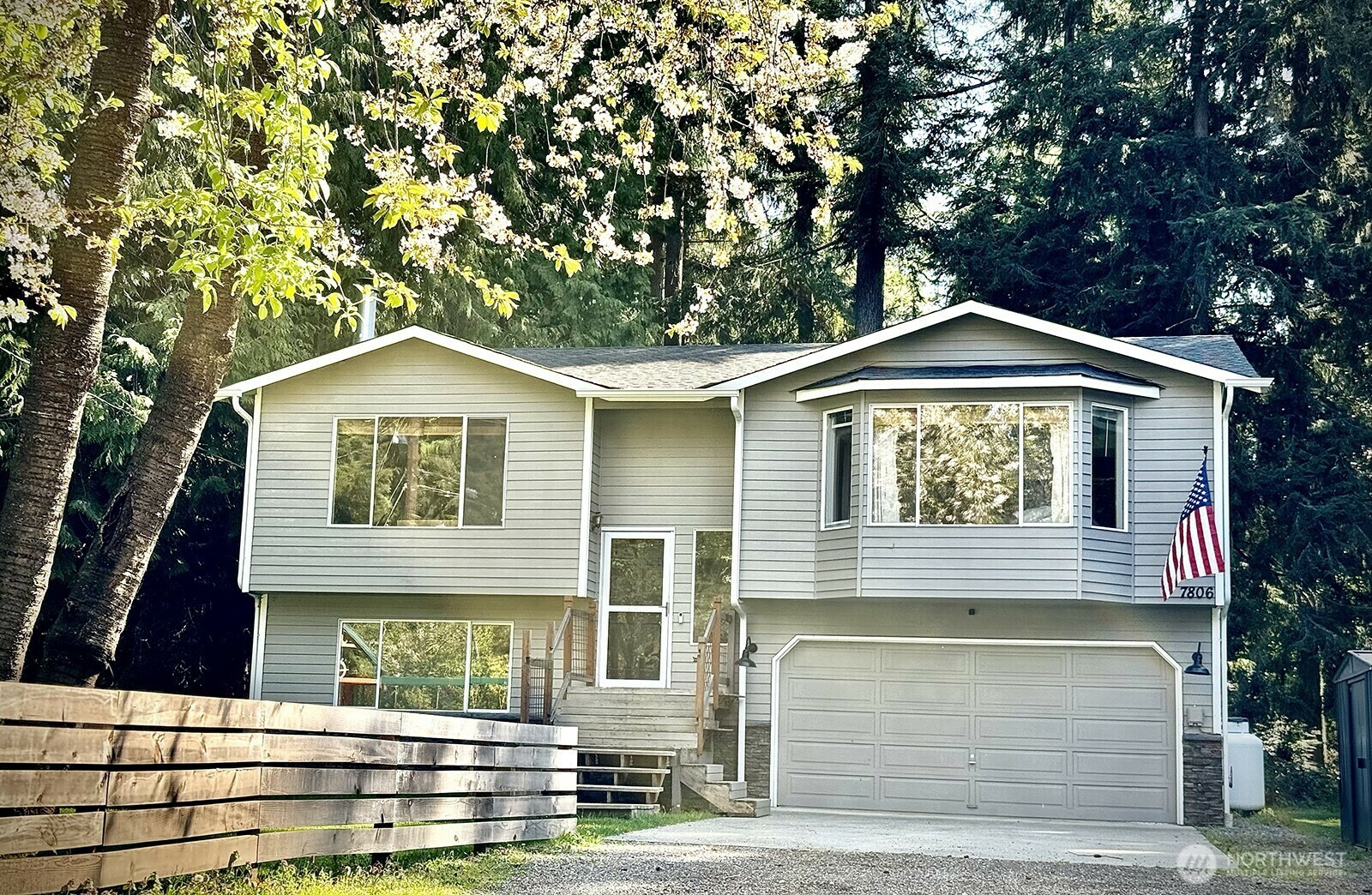 7806  Blakely Avenue  Clinton WA 98236 photo