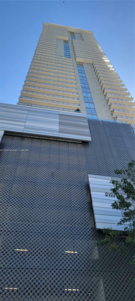 Property Photo: 68 SE 6th St 2110 FL 33131