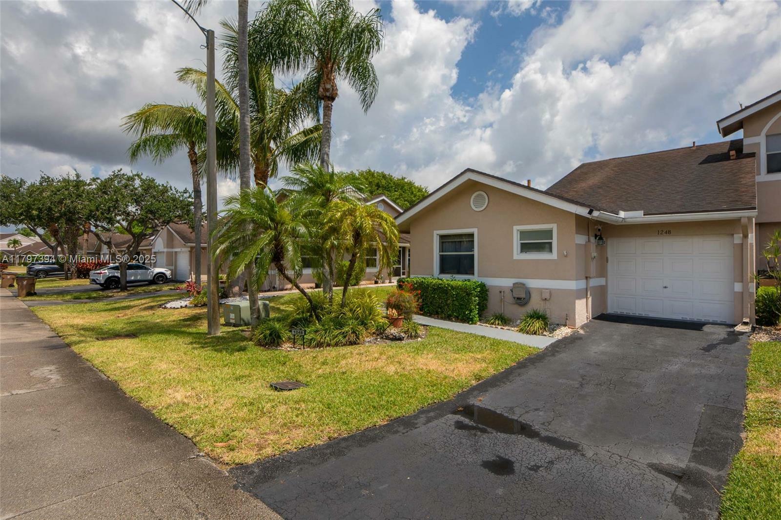 Property Photo: 1248 W Lakes Dr FL 33442