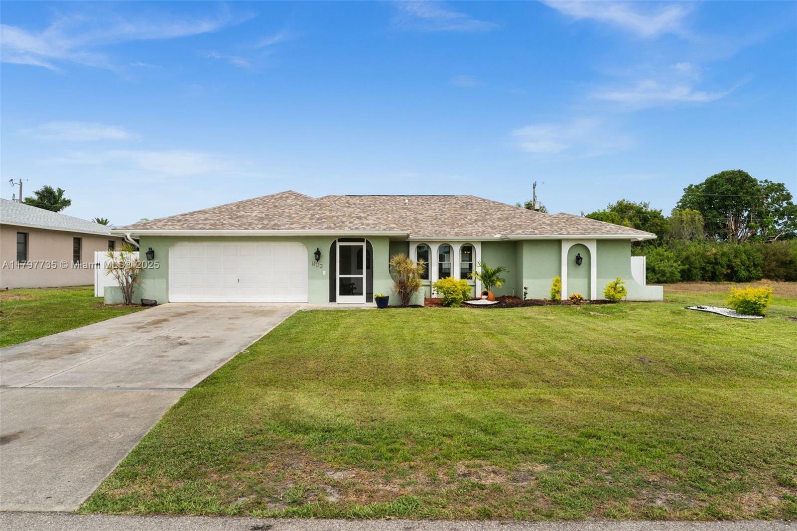 Property Photo: 415 SE 12th Ct FL 33990