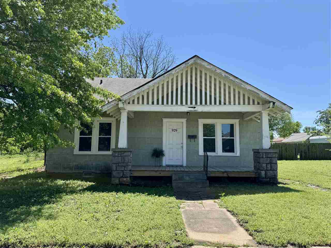 Property Photo: 929 E Walnut Street OK 74023