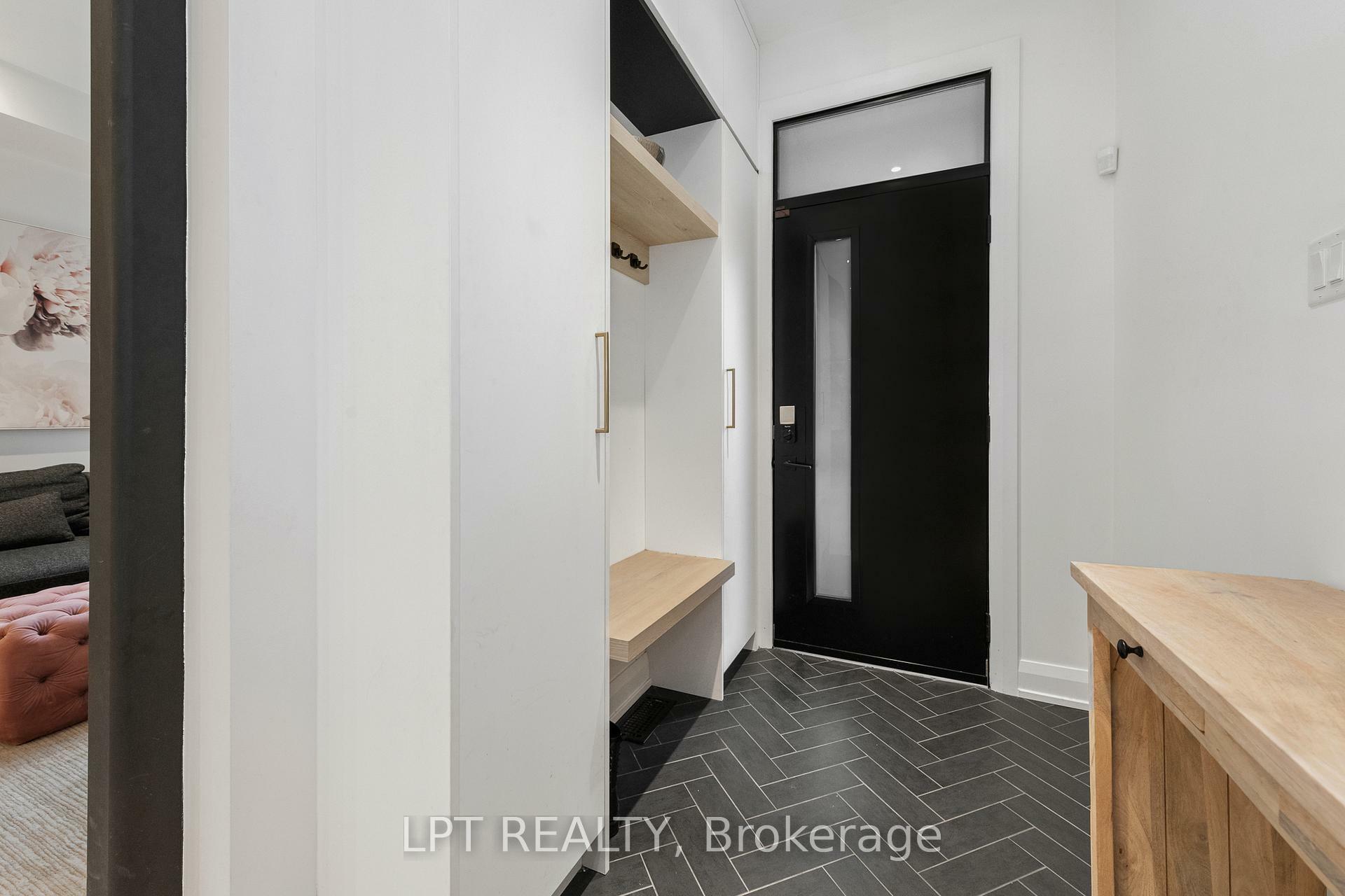 Photo de la propriété: 323 Booth Street ON K1R 7K1