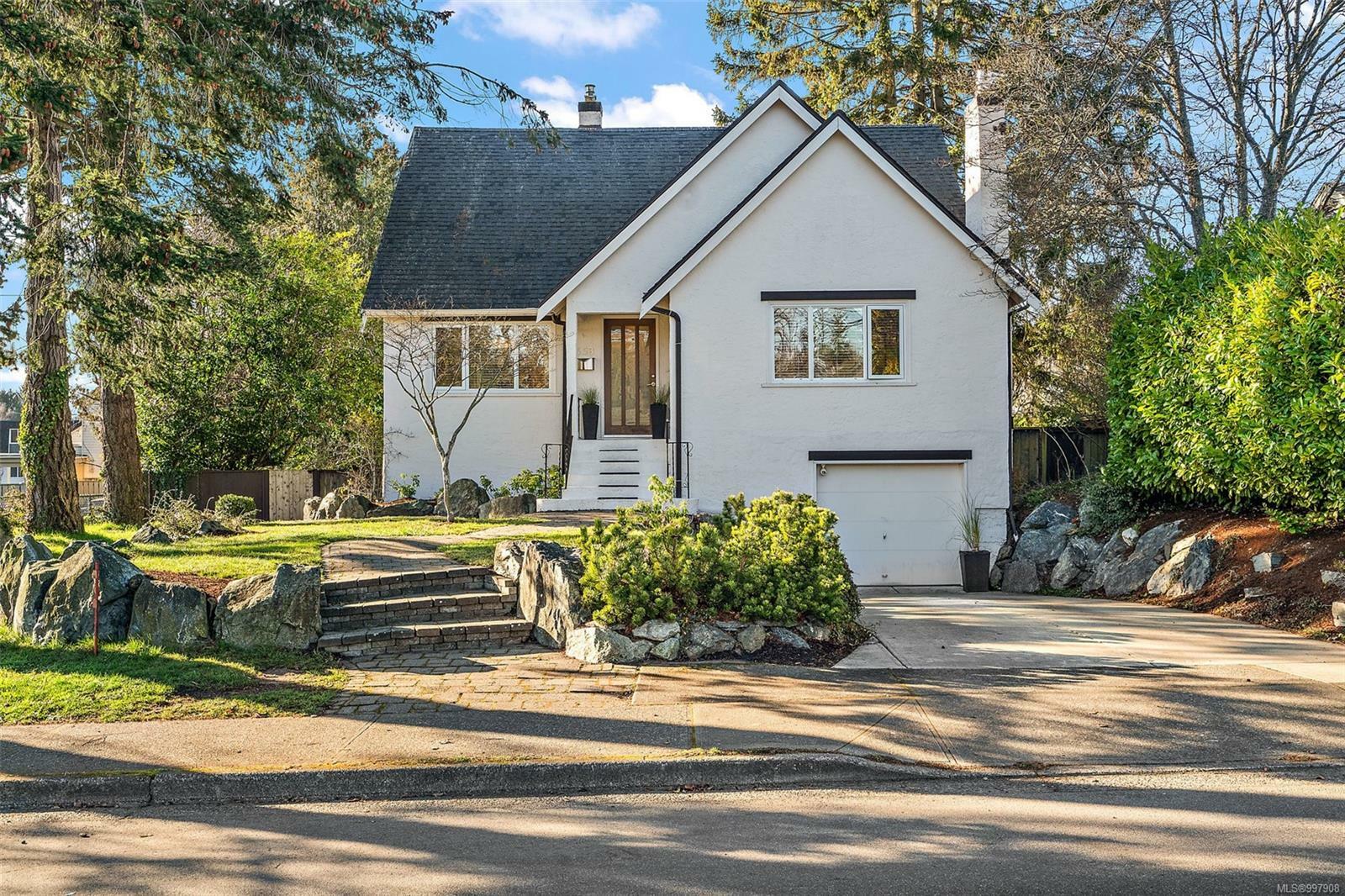 Property Photo: 658 Richmond Ave BC V8S 3Y7