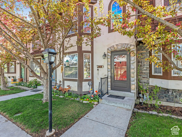 Property Photo: 890 E Hamlet Cir N UT 84049