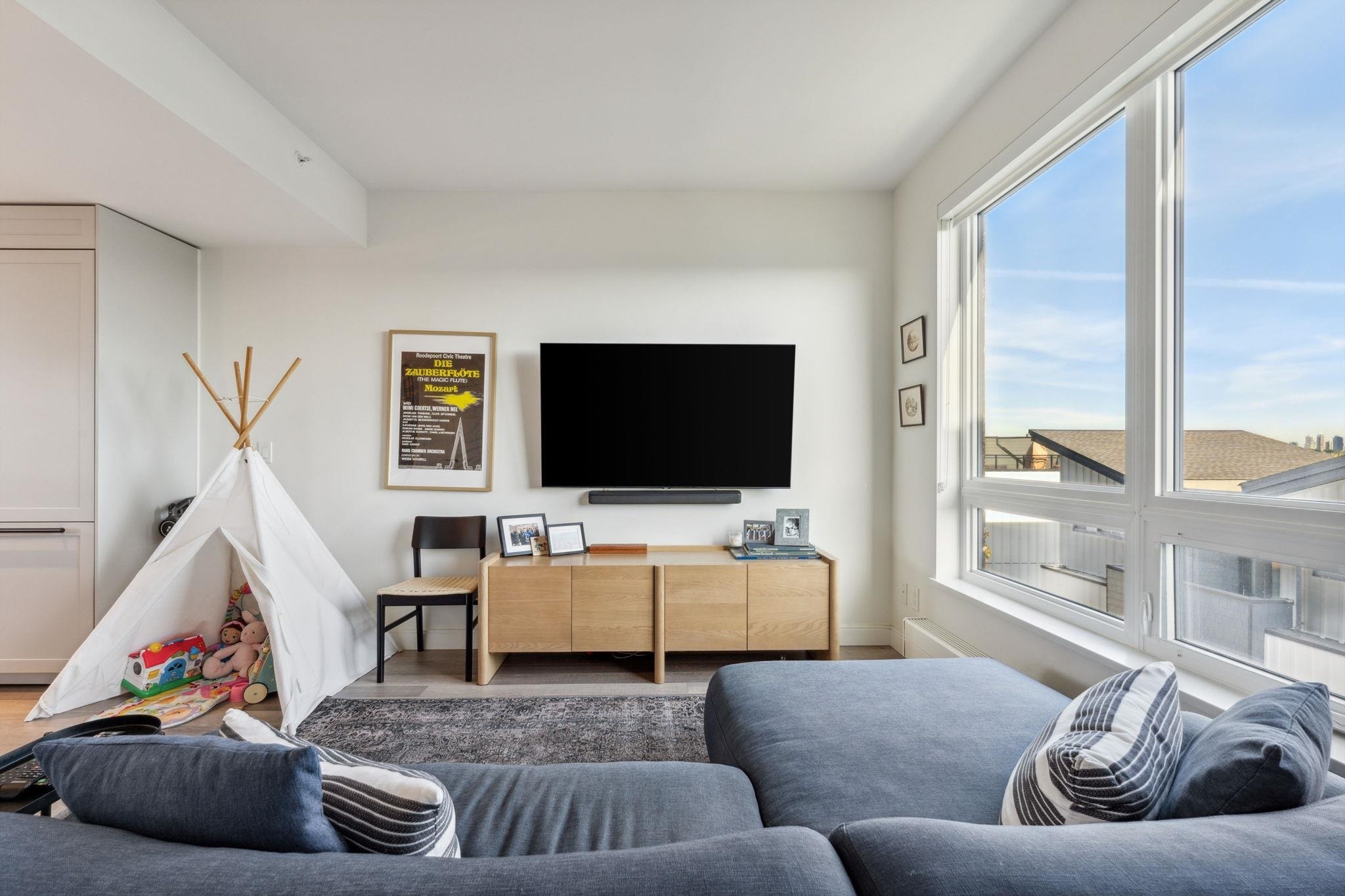 Property Photo: 525 E 2nd Street 425 BC V7L 1E1