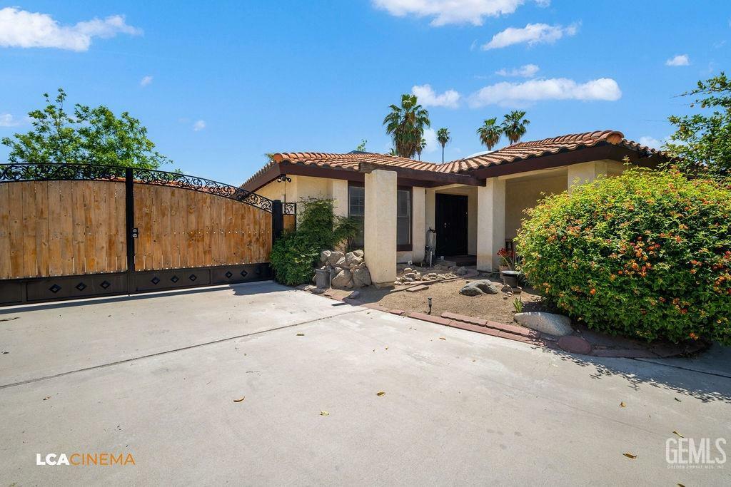 Property Photo: 108 Durham Court CA 93309