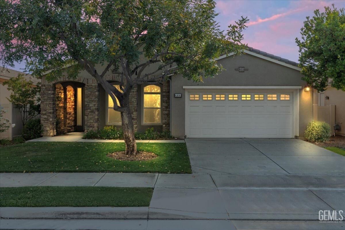 Property Photo: 6100 Colchester Place CA 93306