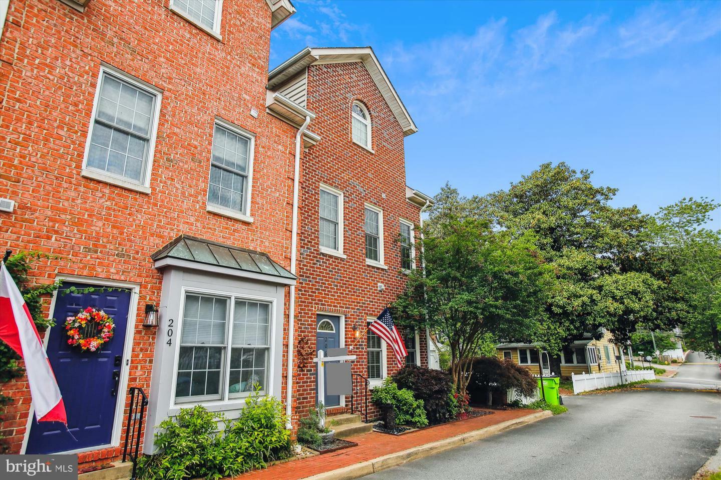 Property Photo: 206 Center Lane VA 22125