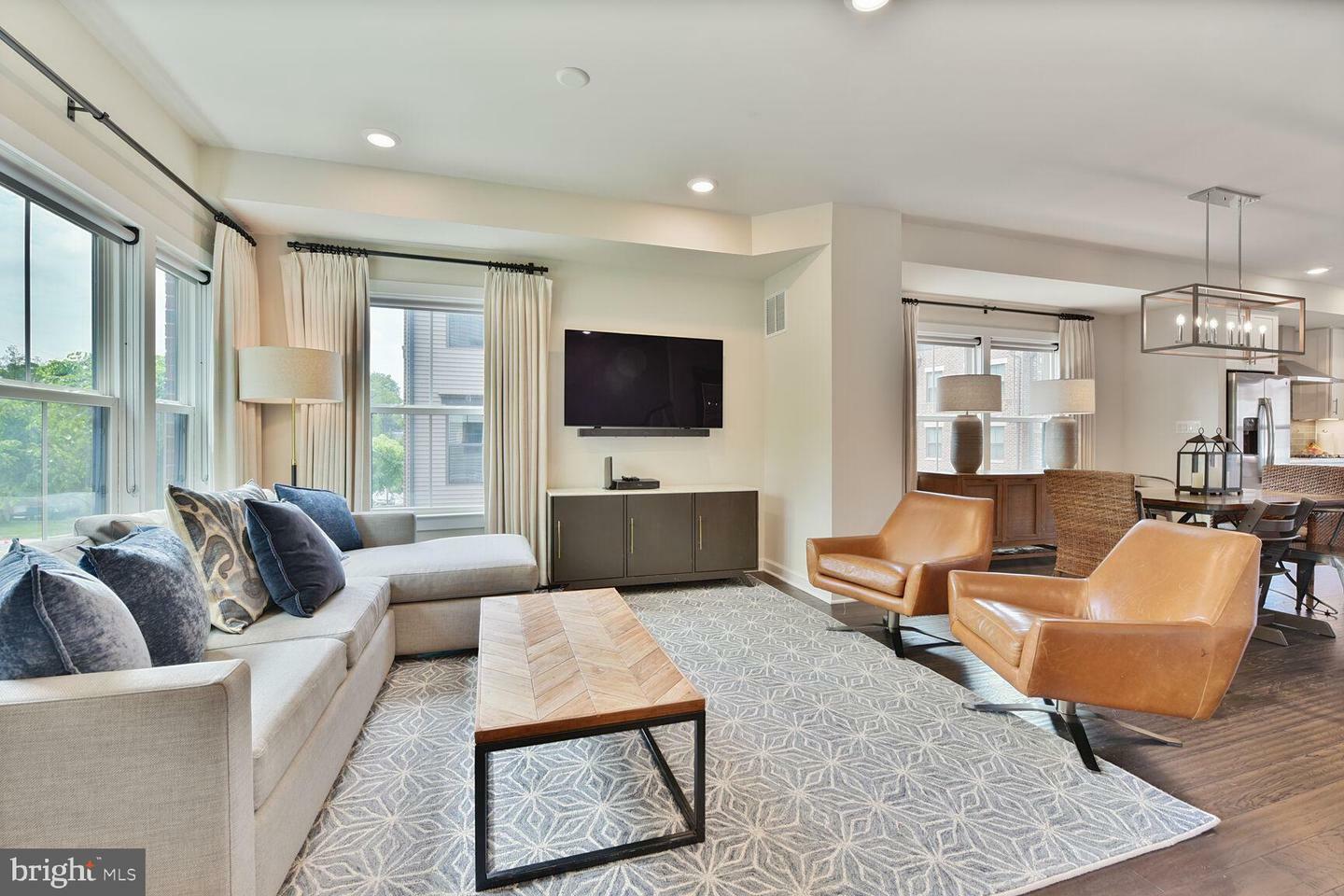 Property Photo: 5701 11th Street N 7 VA 22205