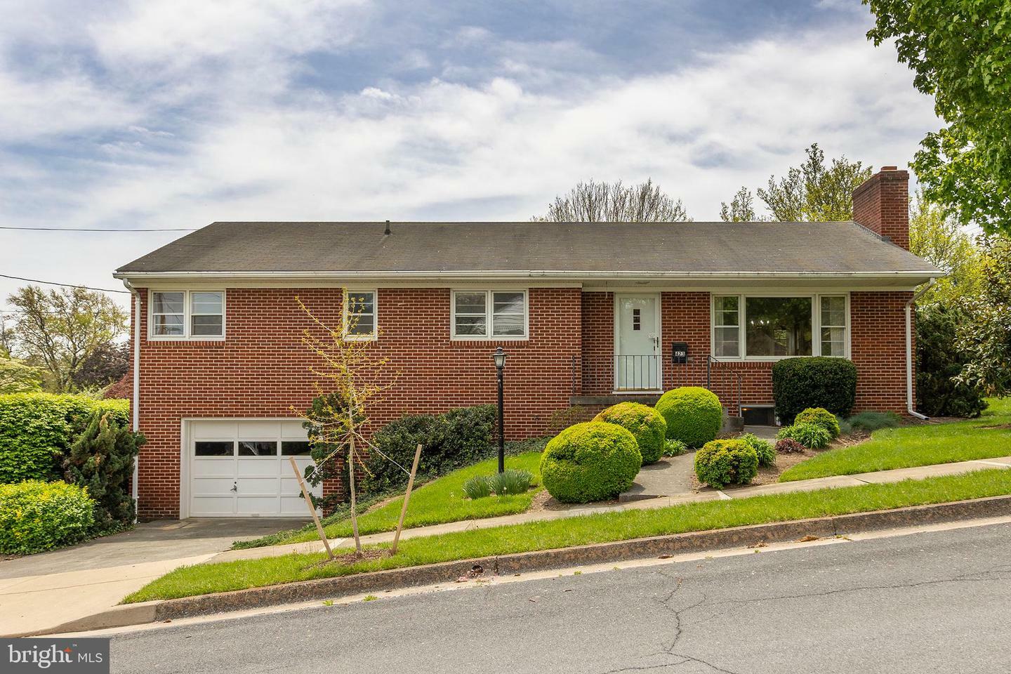 423 W Monmouth Street  Winchester VA 22601 photo