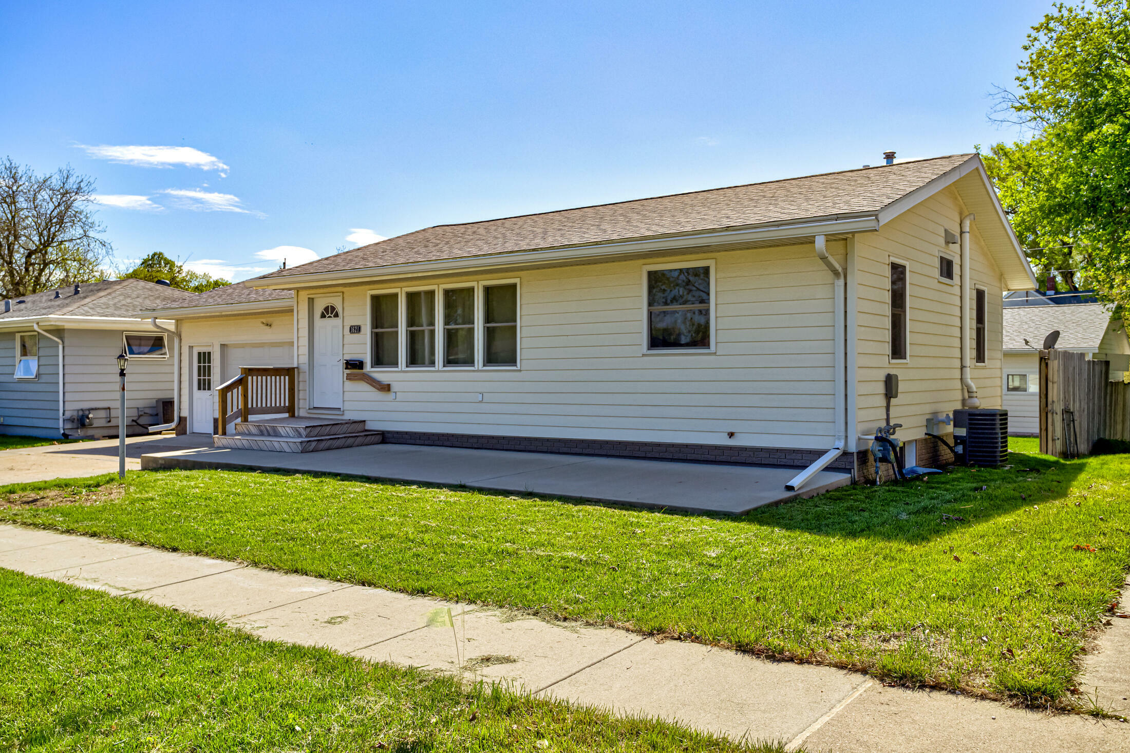 Property Photo: 1621 Linn Street IA 50036