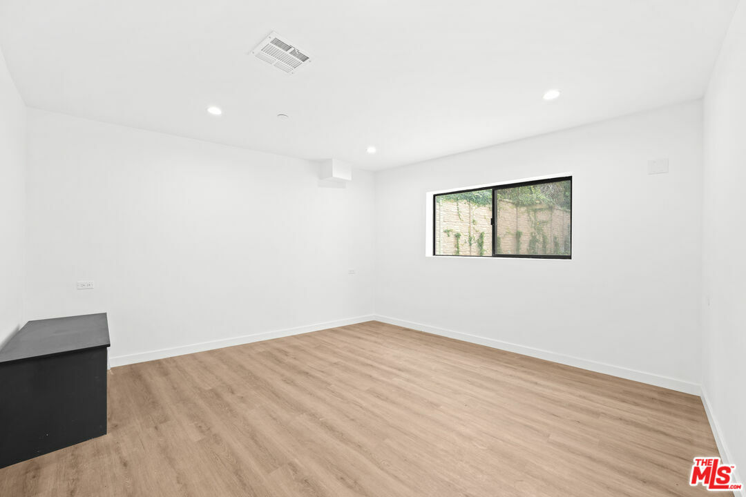 Property Photo: 1417 Crestview Ct CA 90024