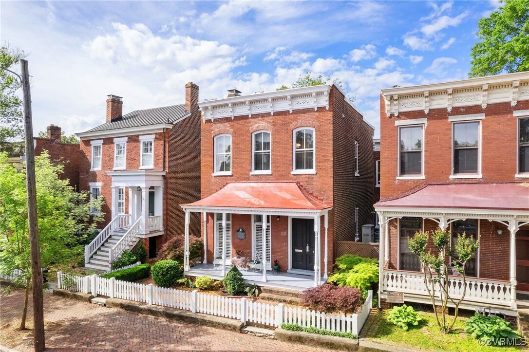 Property Photo: 2813 E Grace Street VA 23223
