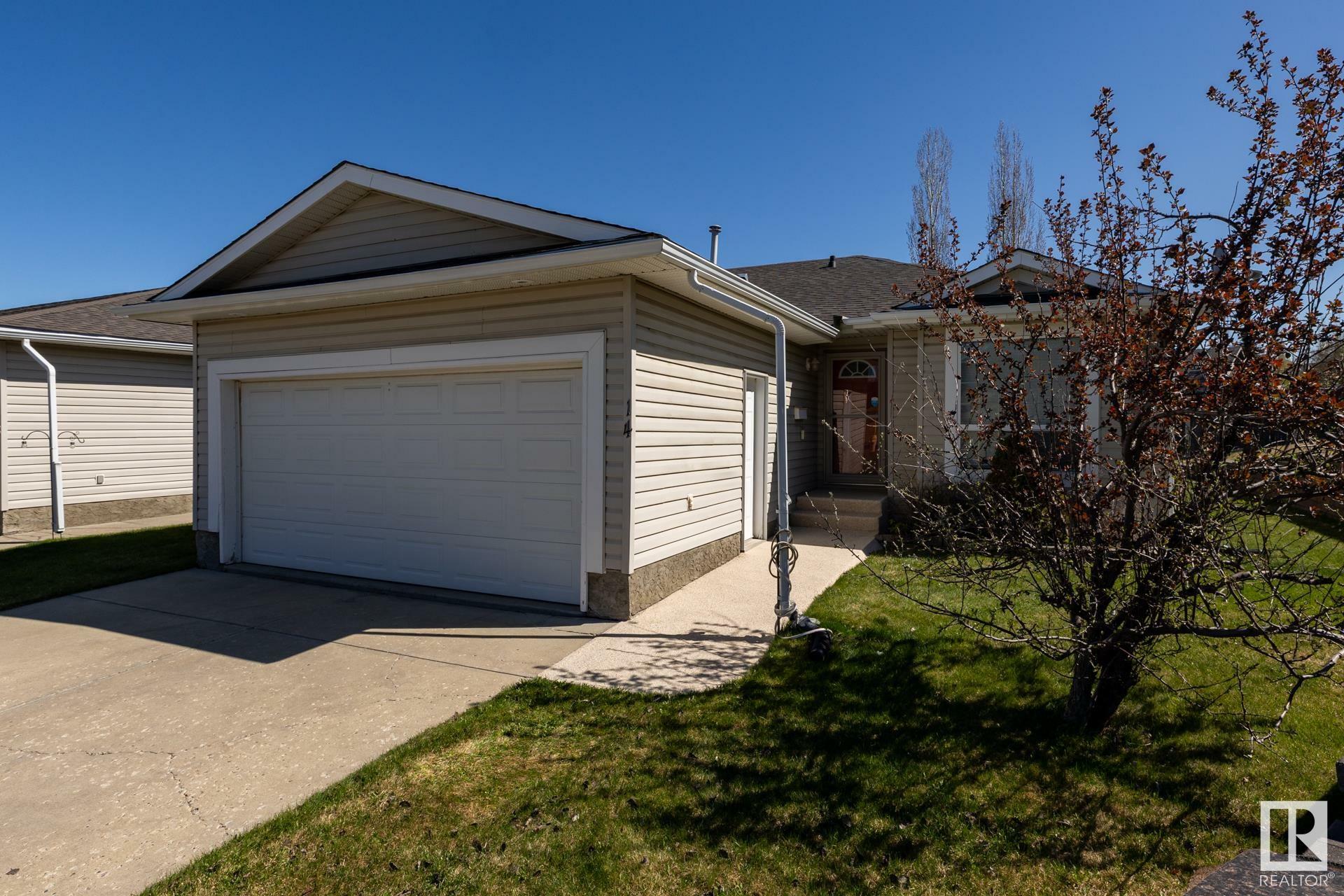 Property Photo: 14 Hillcrest Court AB T7X 4A8