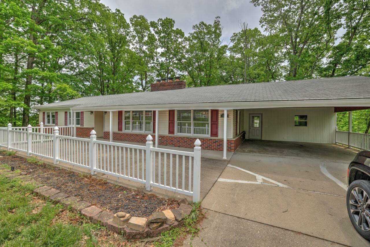 Property Photo: 946 S Walnut St WV 25174