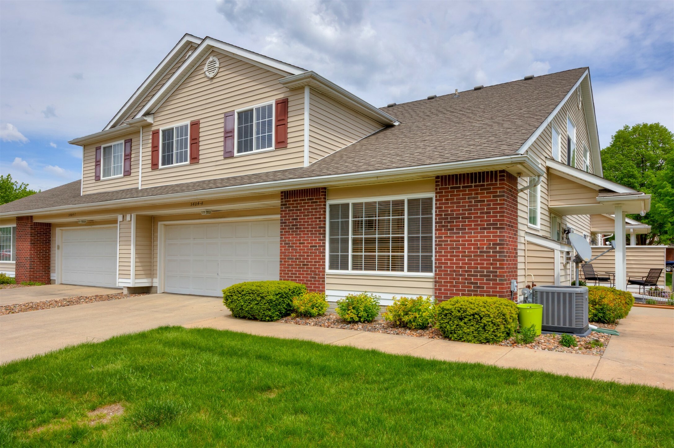 Property Photo: 5404 Longview Court 4 IA 50131