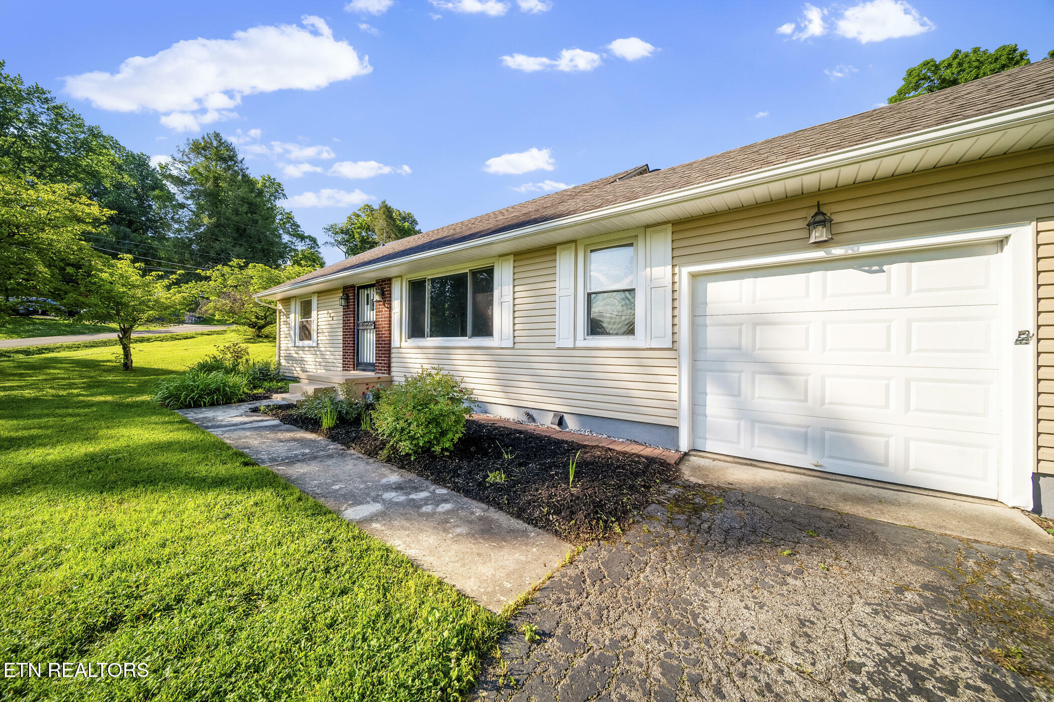 Property Photo: 908 Glenoaks Drive TN 37918